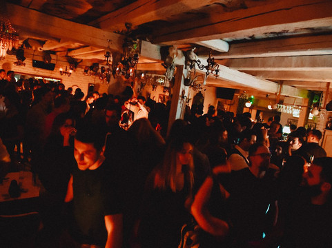 Ben Akiba White Lounge & Art Gallery