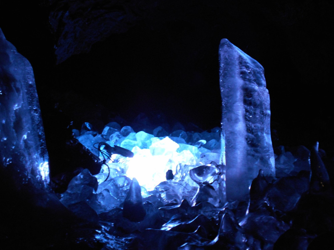 Narusawa Ice Cave-鸣泽村必去景点