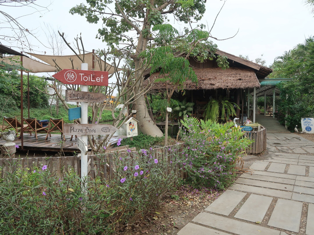 佛统府餐馆和美食-The Ugly Duckling Learning Farm