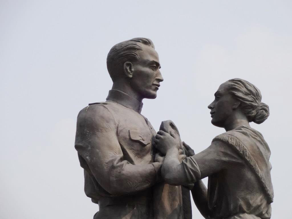 Monument to the Overcoat景点图片