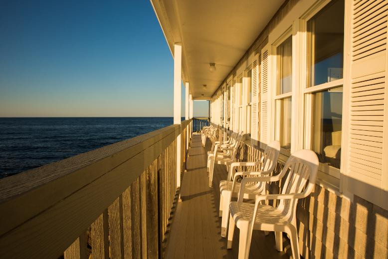 Bearskin Neck Motor Lodge