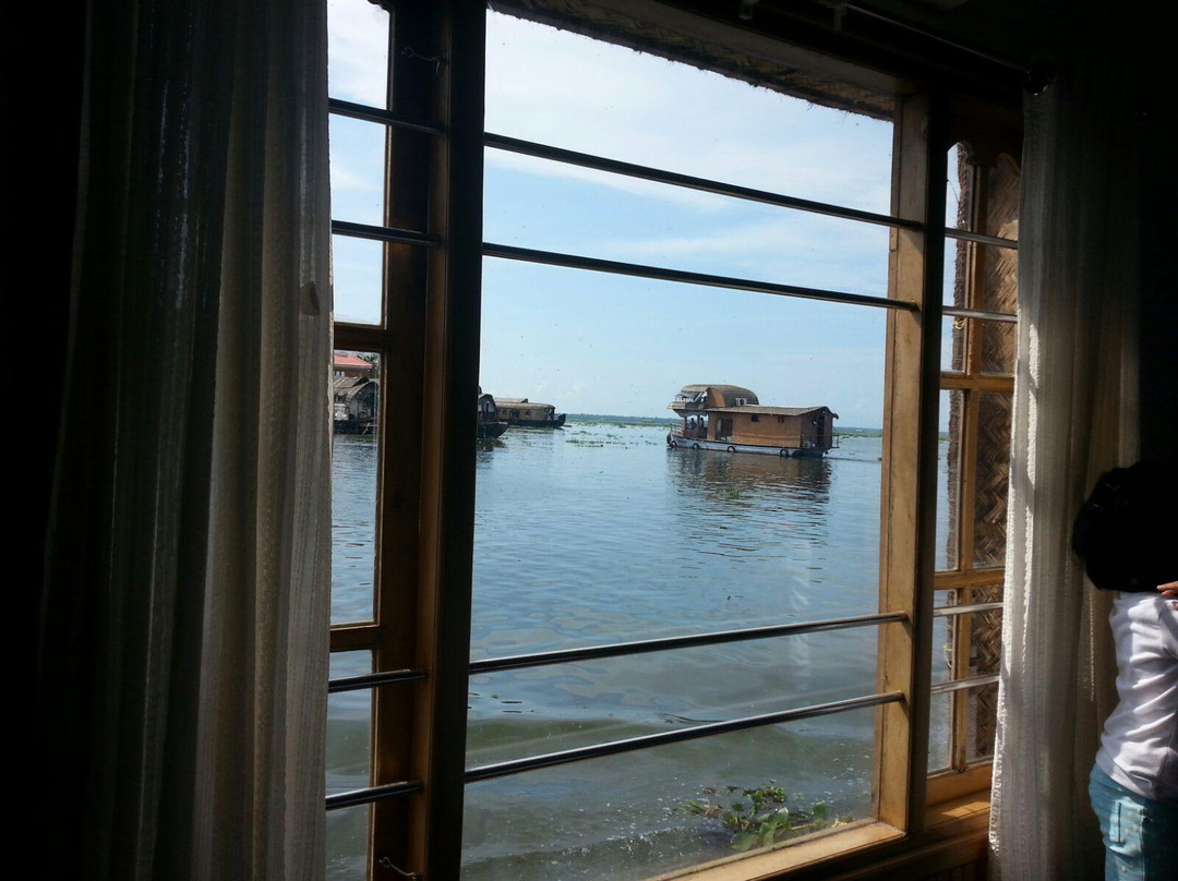 LakeLands Cruises景点图片
