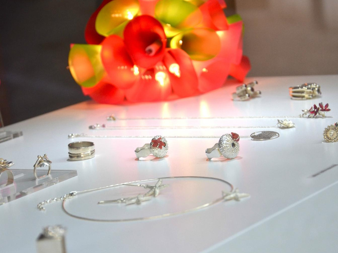Caractère, atelier galerie bijoux et objets contemporains-纳沙泰尔必去景点