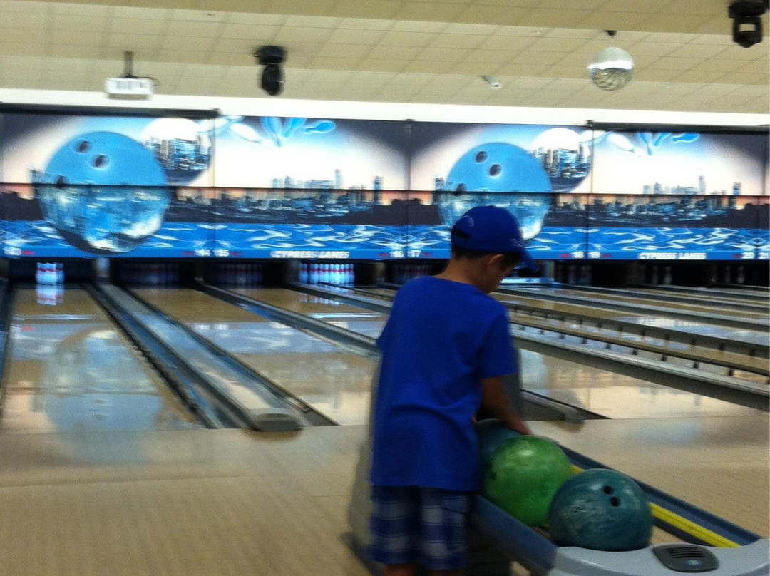 Cypress Lanes: Bowling, Arcade, Bar & Grill-D'Iberville必去景点