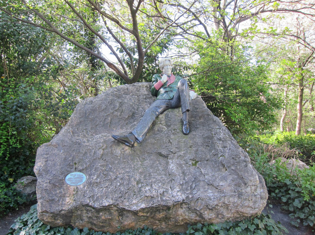 Monument to Oscar Wilde-都柏林必去景点