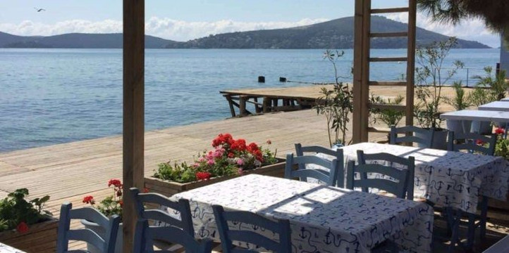 Kinaliada餐馆和美食-Teos Beach Club