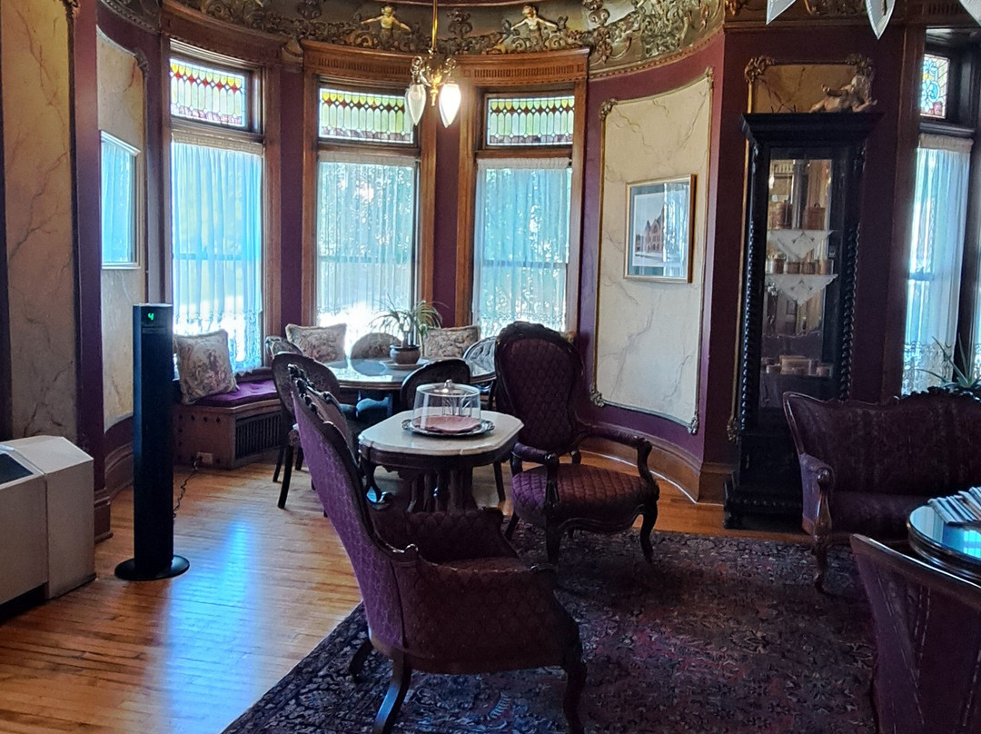 Redstone Inn & Suites主图