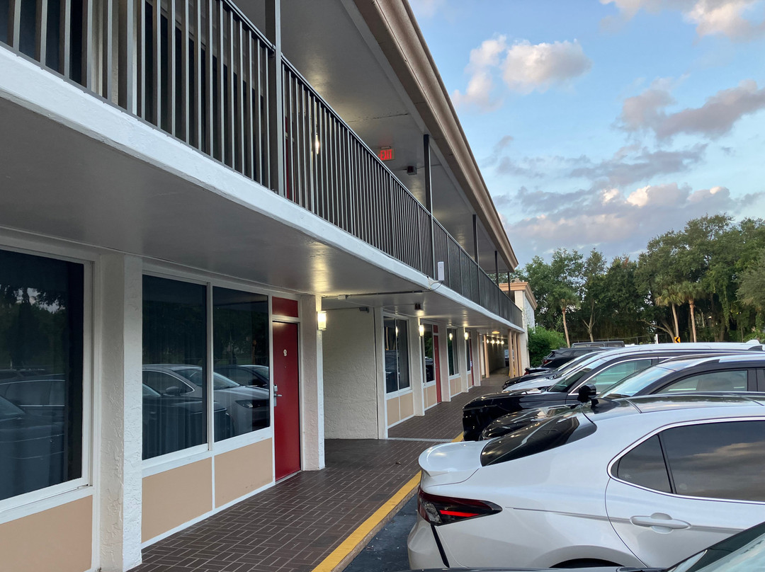 华美达港威酒店主图