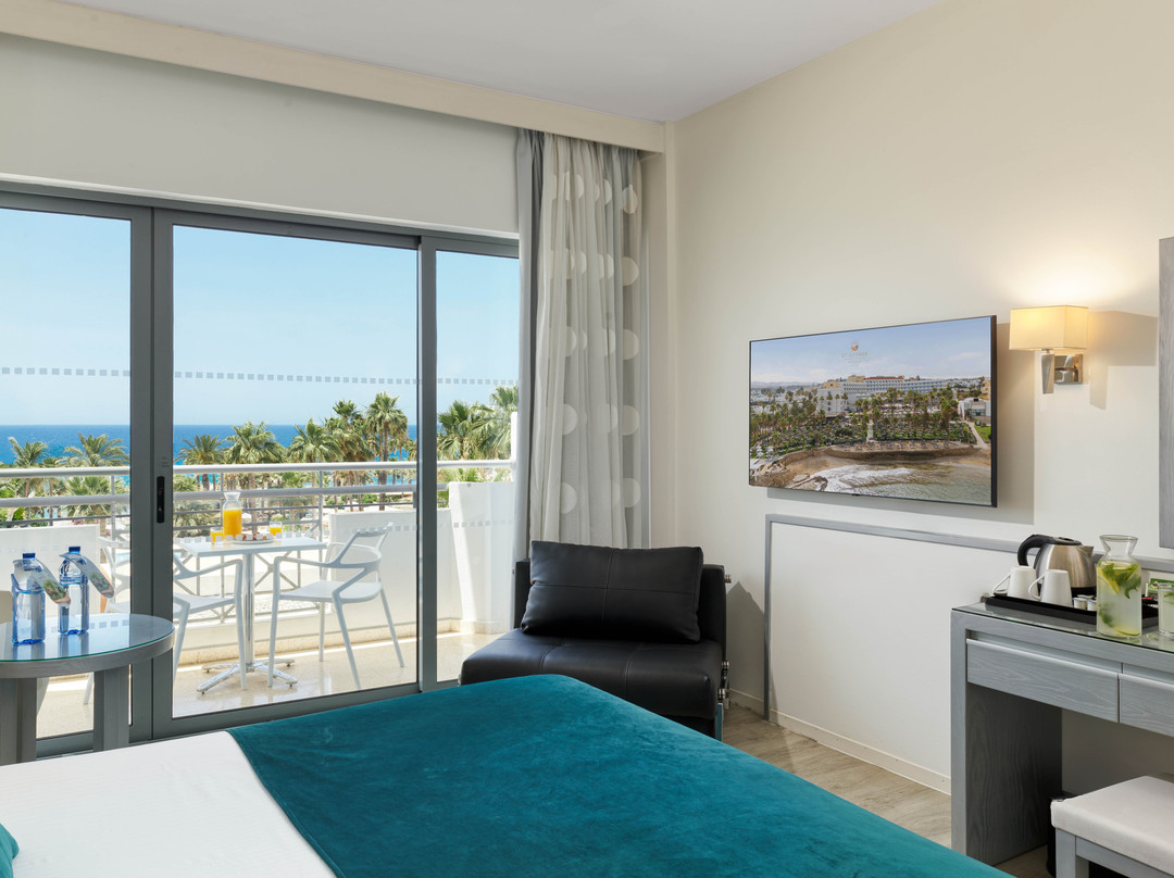 St. George Beach Hotel & Spa Resort主图