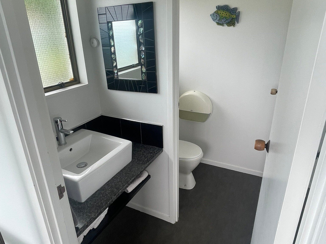 Tipi and Bobs Waterfront Lodge主图