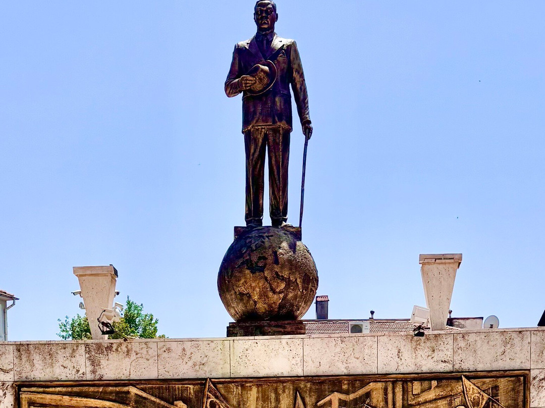 Cumhuri̇yet Meydani Atatürk Aniti-Urla必去景点