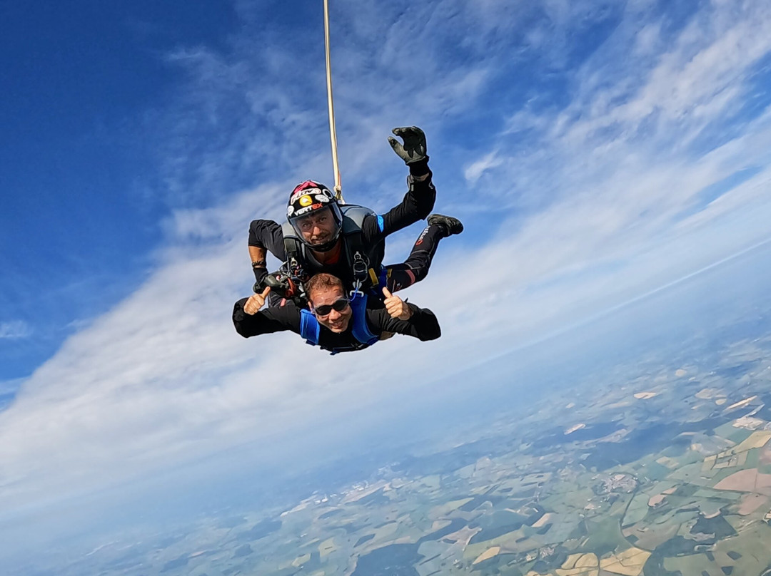 UK Parachuting景点图片