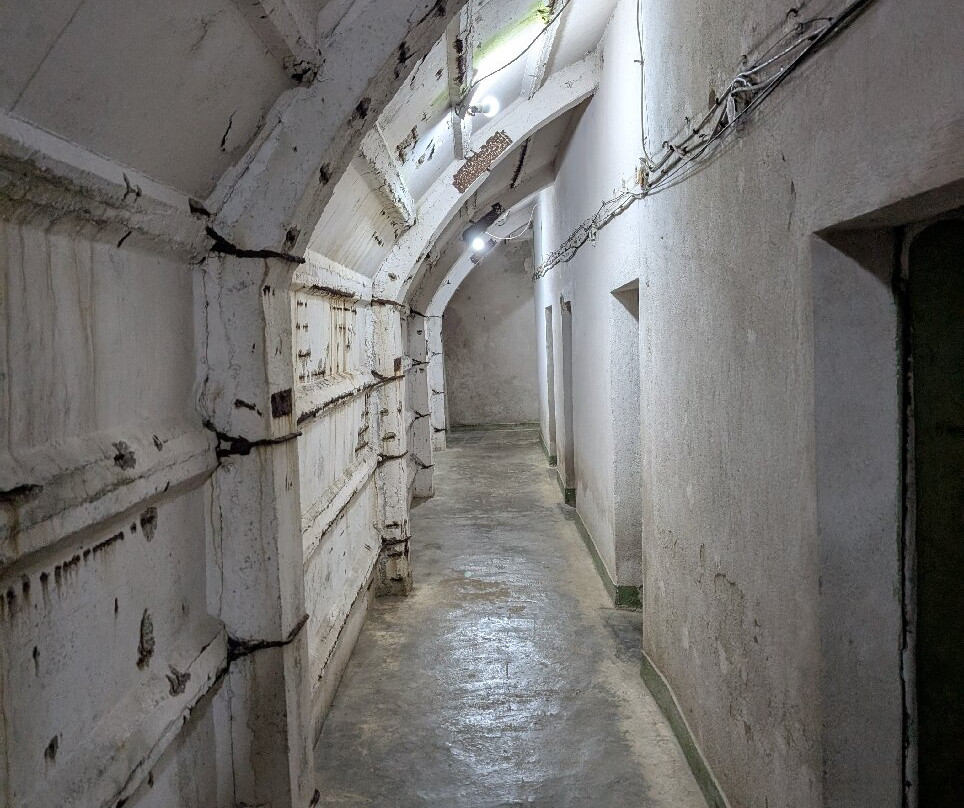 The Cold War Tunnel-吉诺卡斯特必去景点