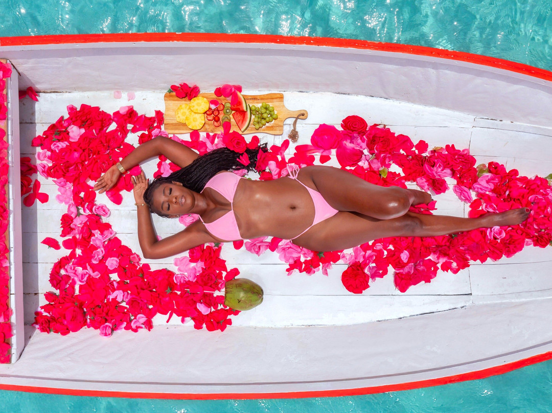 Dushi Boat Drone Photoshoot | Free Champagne | Fruits and Flowers