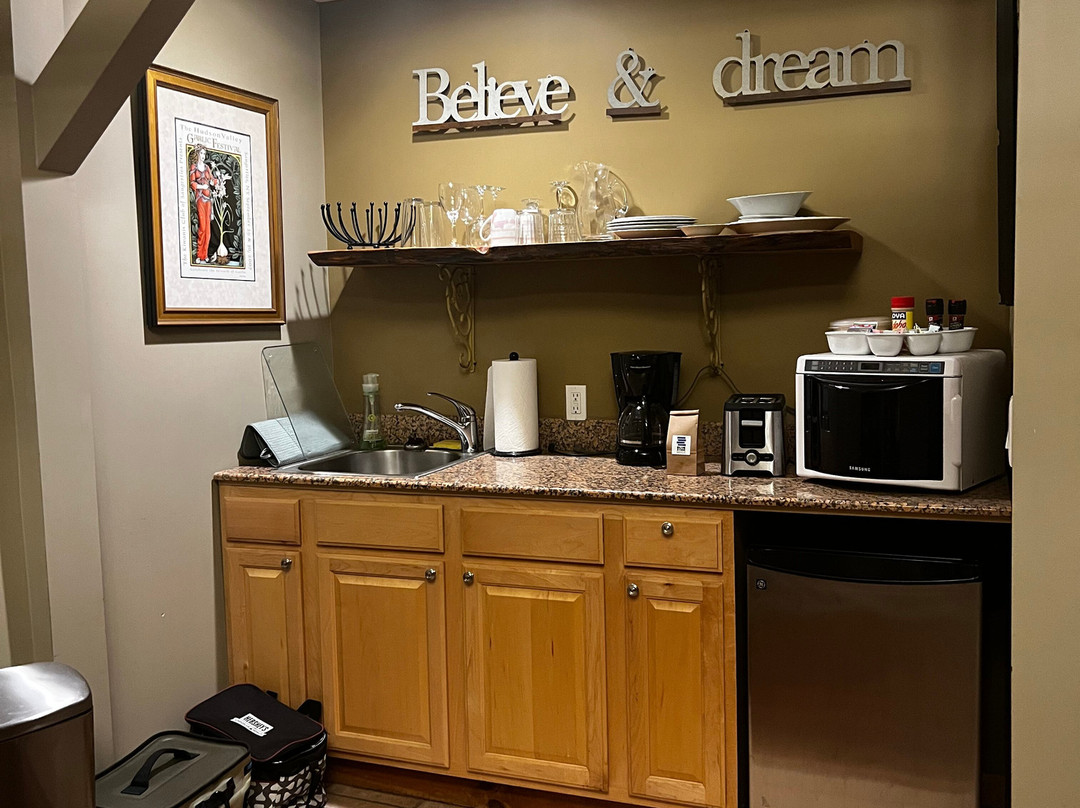 The Village Inn主图