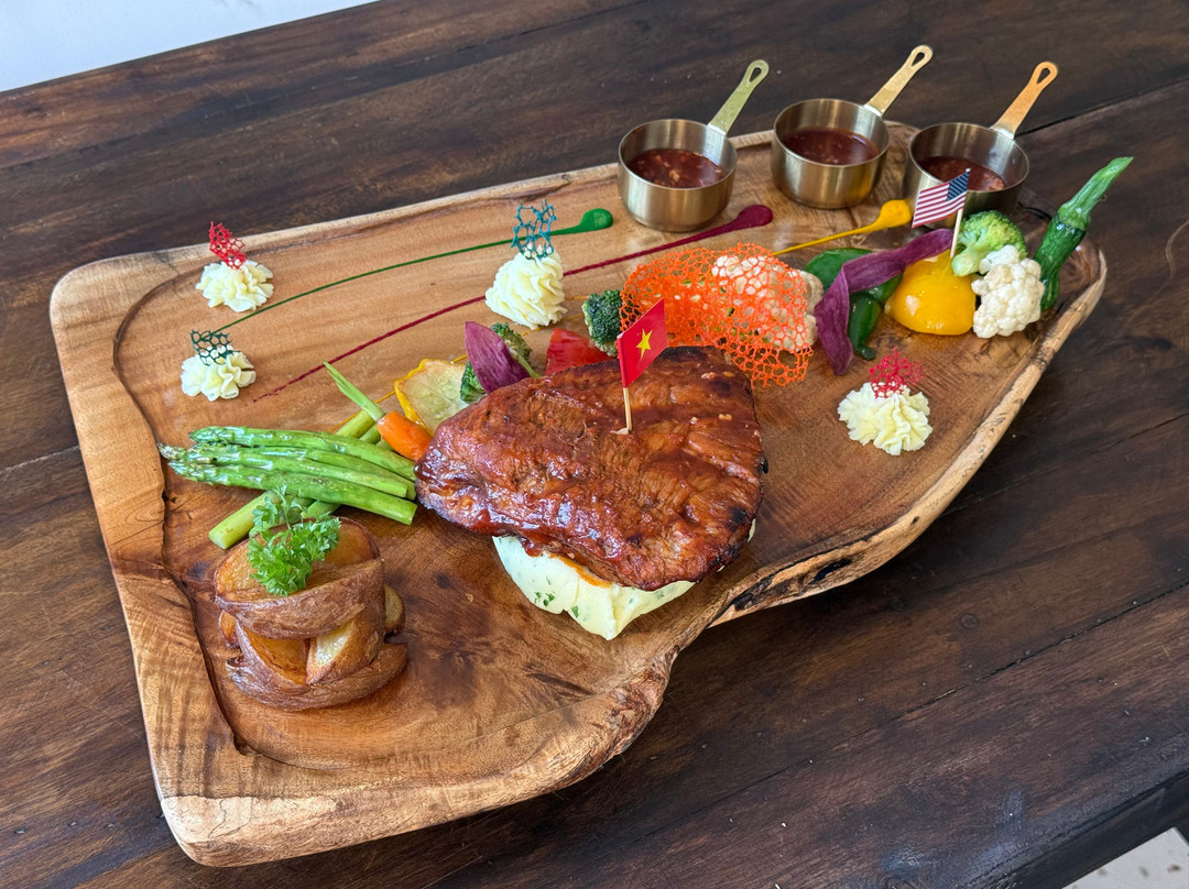 THE ROAR Restaurant & Lounge