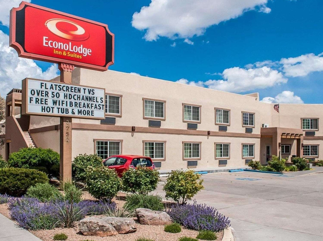 Econo Lodge Inn & Suites
