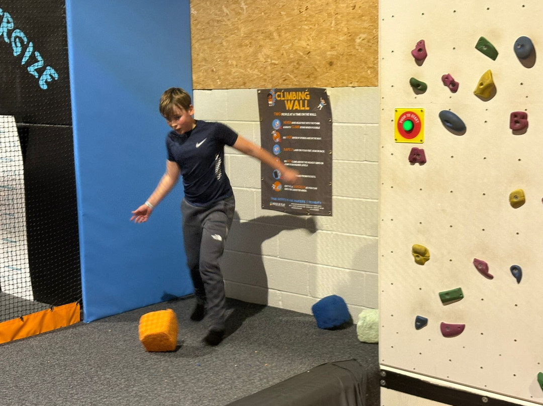 Go Bounce Extreme Trampoline Park-唐克斯特必去景点