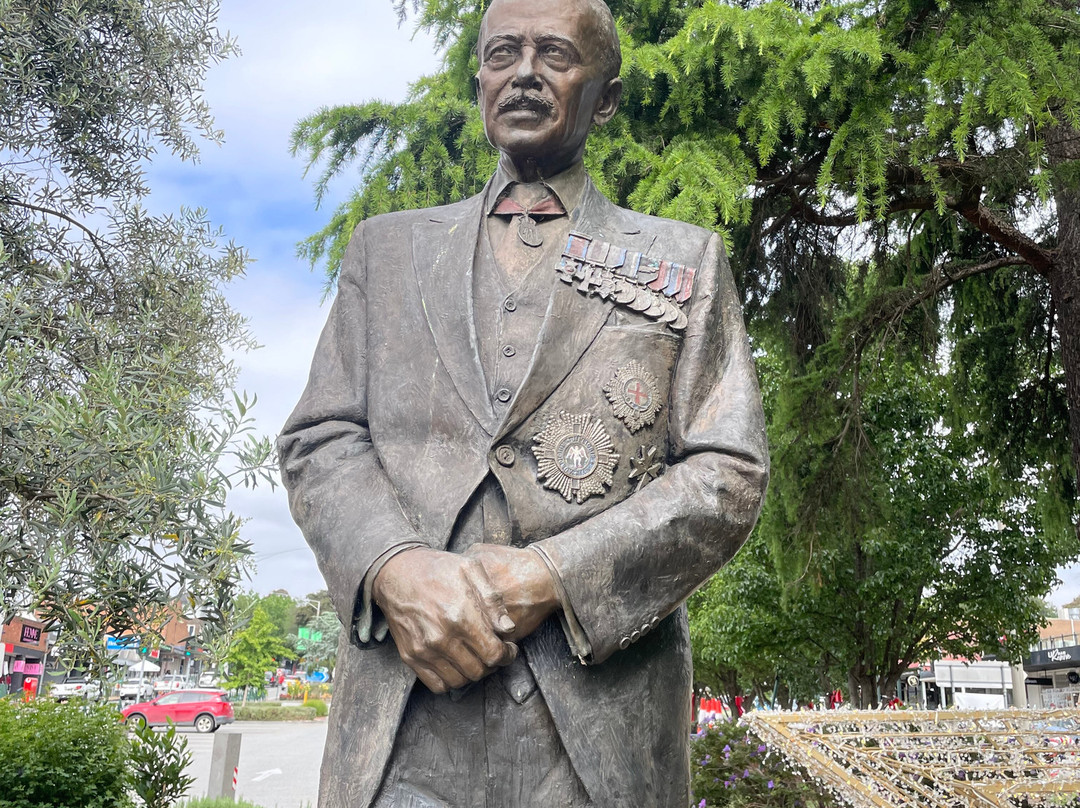 LORD Richard Gavin Gardiner Casey Statue-伯威克必去景点