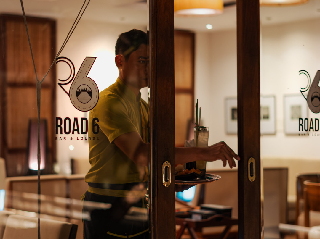 Road 6, Bar & Lounge