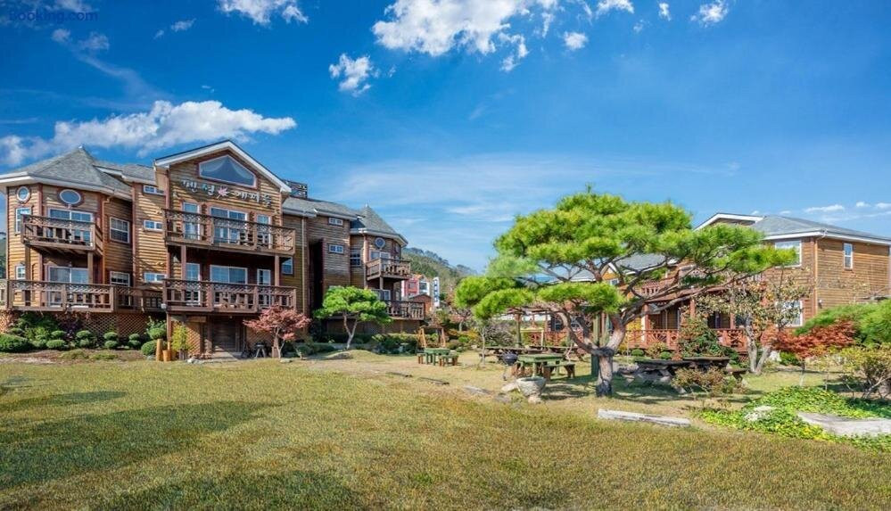 布安松树旅馆