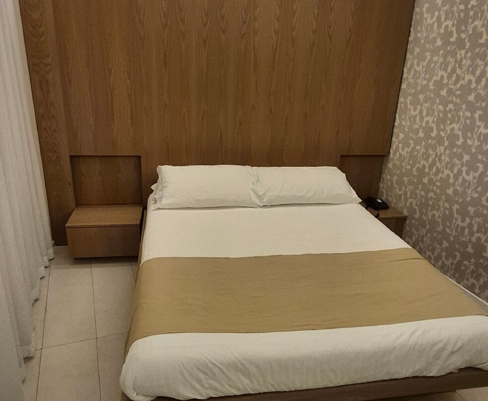 米拉佐风尘酒店主图