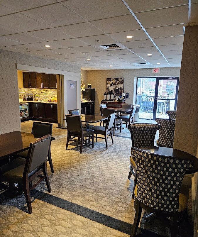 基恩市中心万枫套房酒店主图