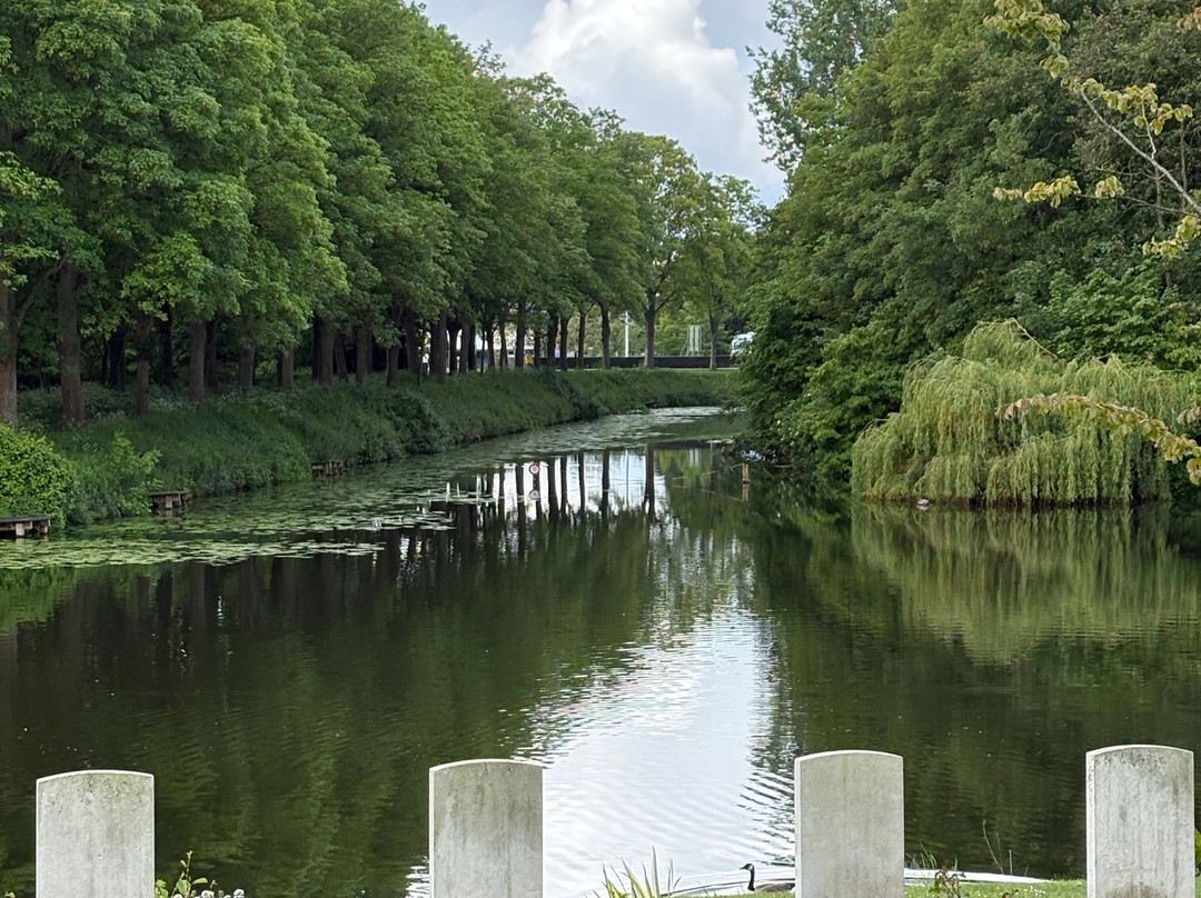 Ramparts Cemetery-伊普尔必去景点