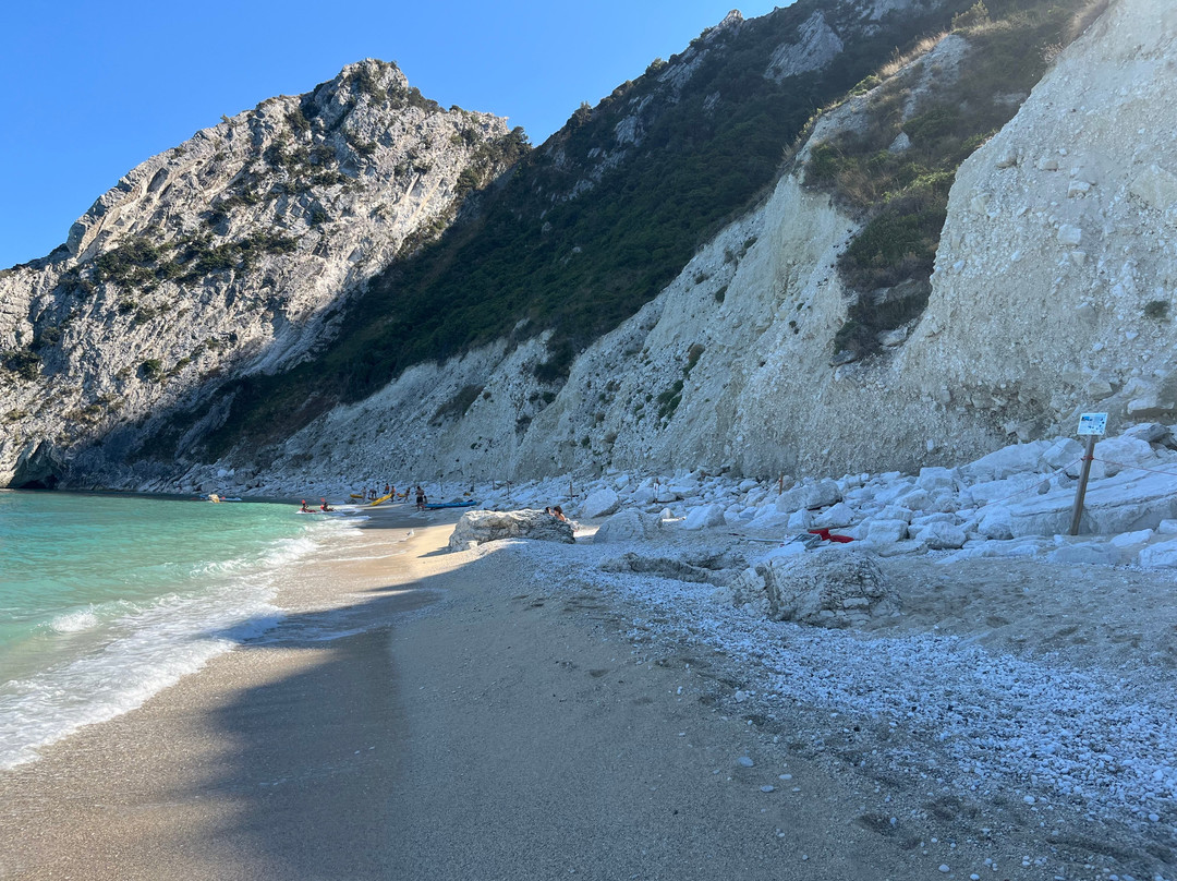 Spiaggia Delle Due Sorelle-Sirolo必去景点