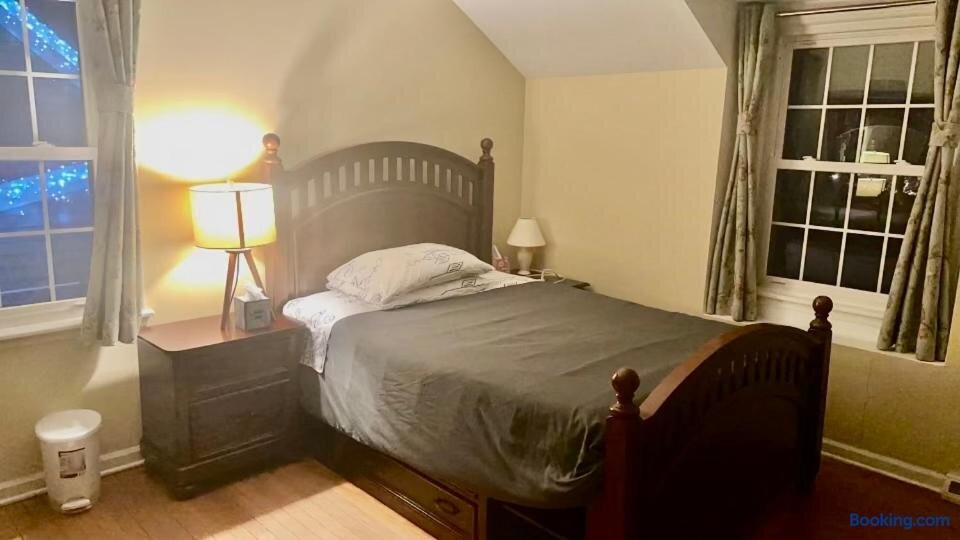 B3 A private room in Naperville downtown with desk and Wi-Fi near everything