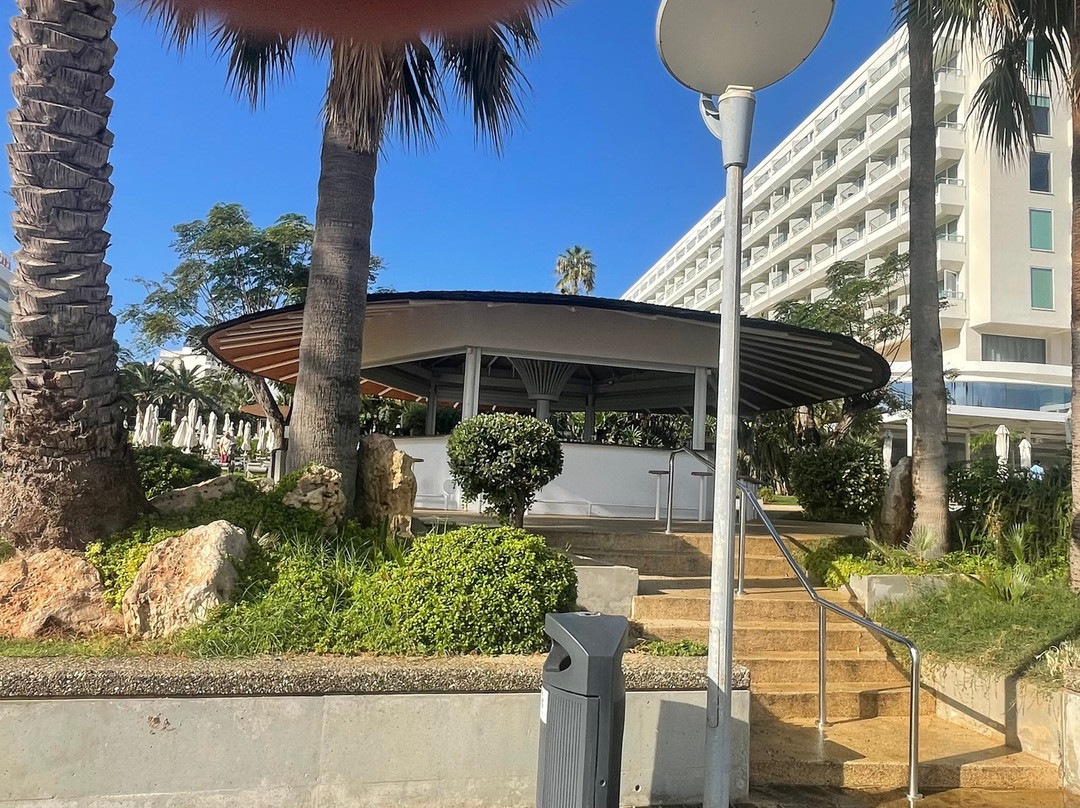 日出海滩酒店主图