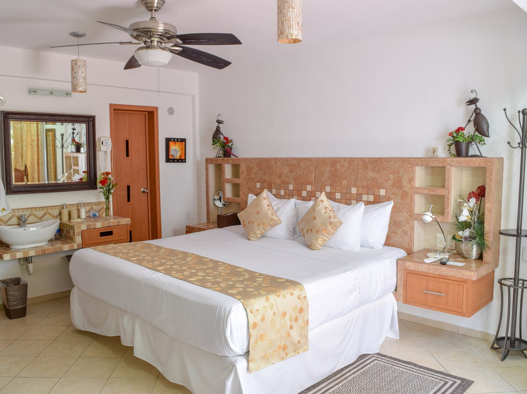 Hotel & Suites Bucaneros