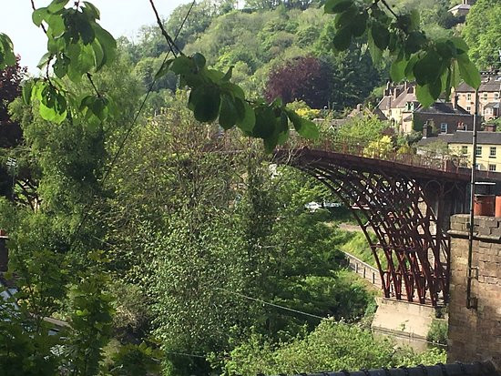 The Iron Bridge and Tollhouse景点图片