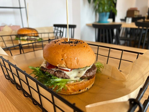 Stary Młyn, Burgery, Tapas & Wino