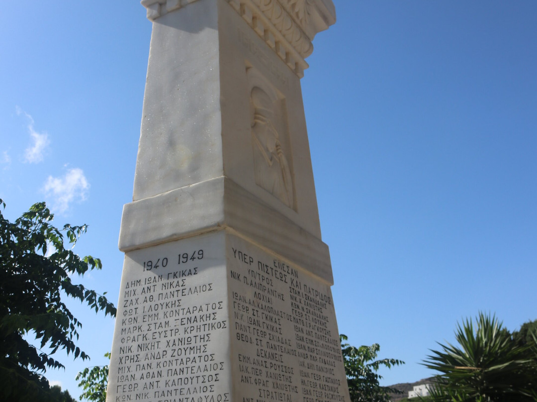 Monument To The Heroes Of War, Lefkes景点图片