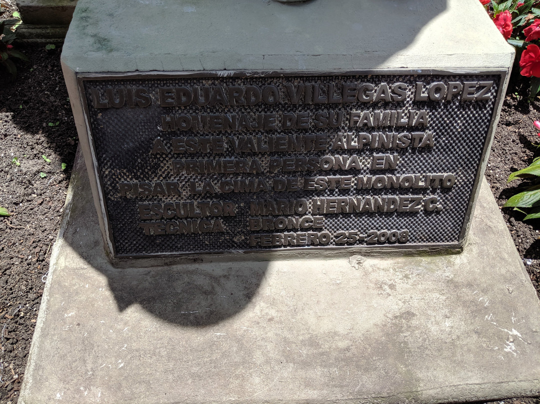 Statue of Don Luis Eduardo Villegas Lopez-Guatape必去景点