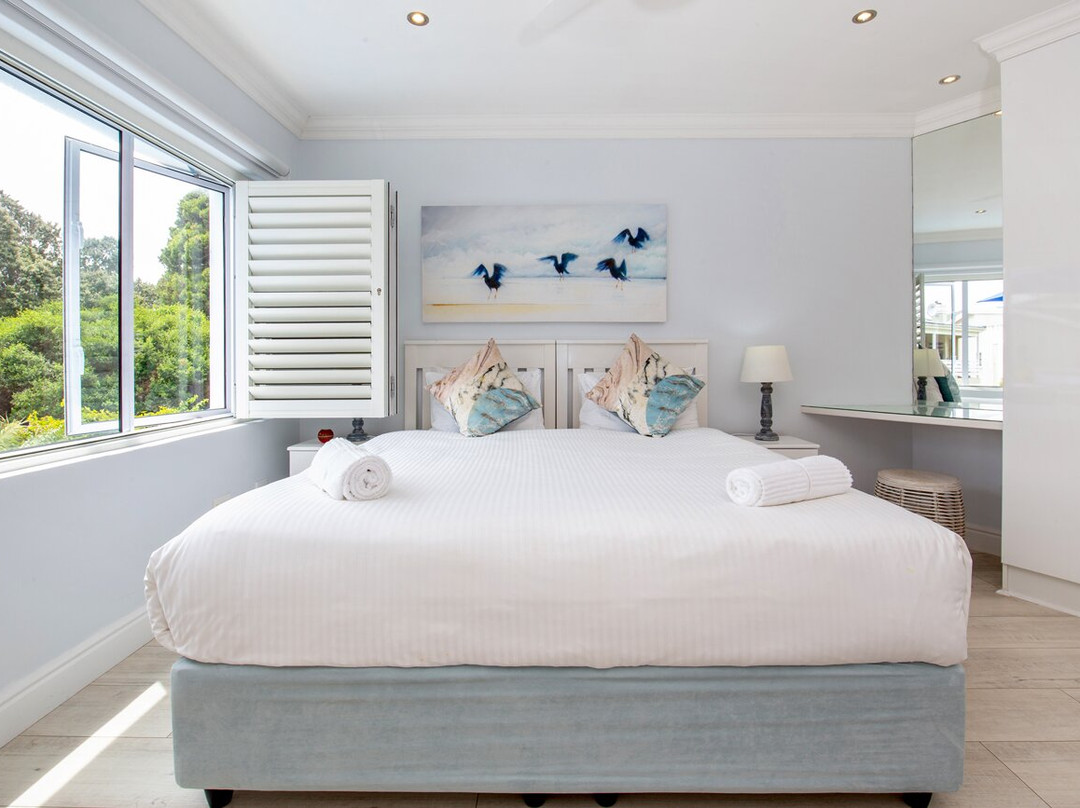 One on Bollard主图