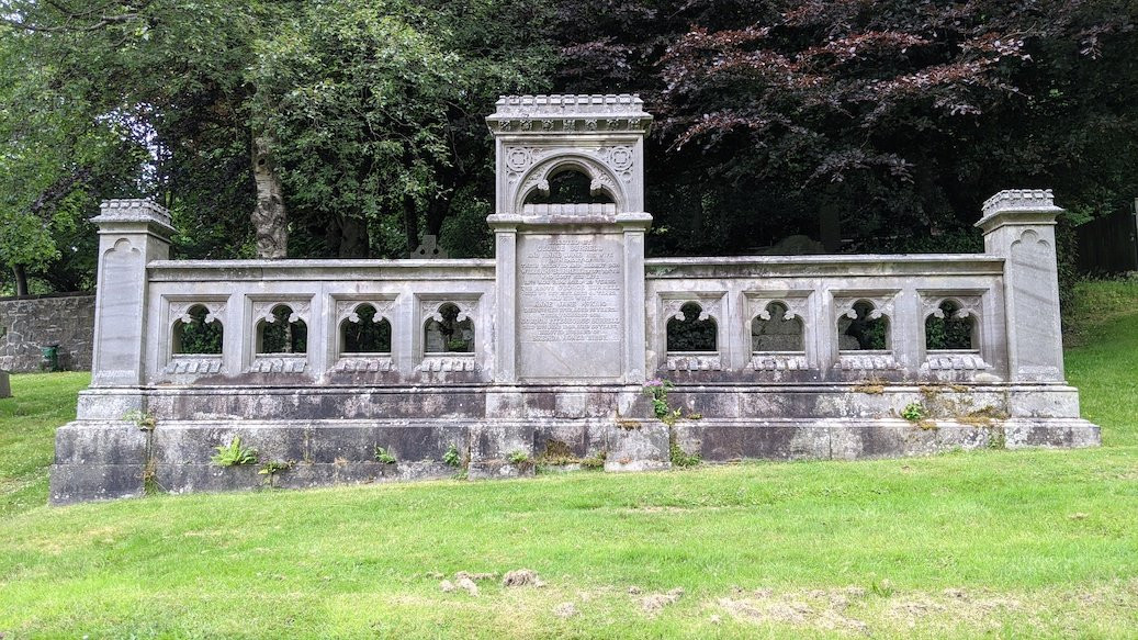 Largs Cemetery景点图片