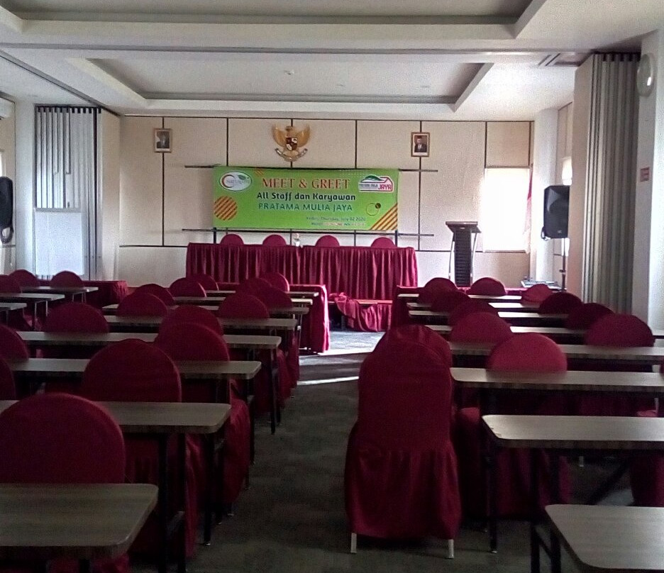 Front One Inn Kediri主图