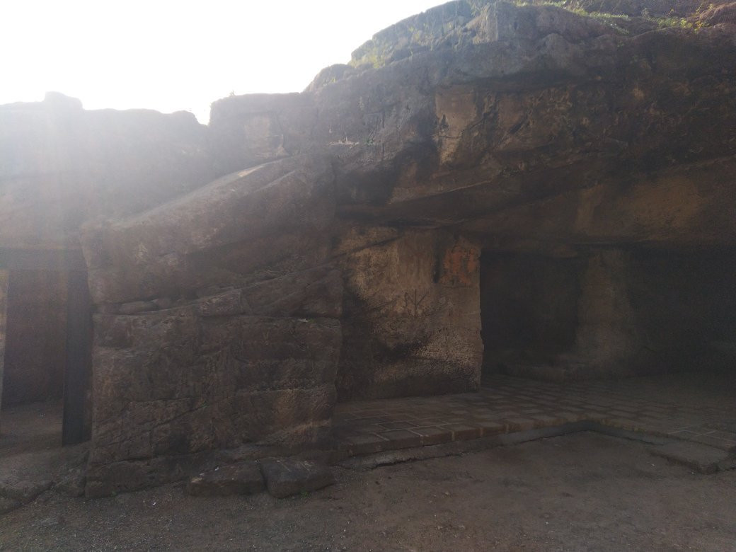 Khambhalida Buddhist Caves景点图片