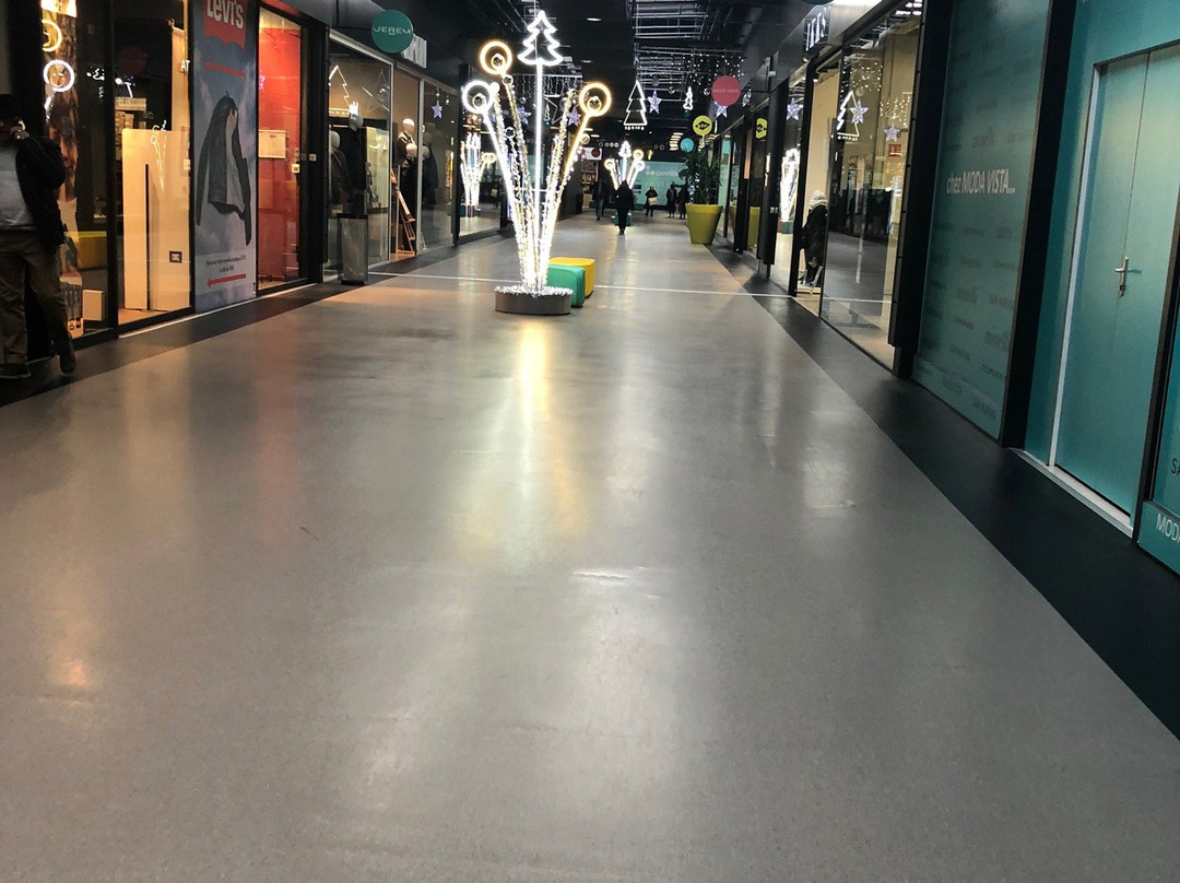 Usines Center Paris Outlet-戈内斯必去景点