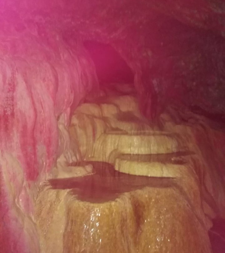 Holywell Cave景点图片