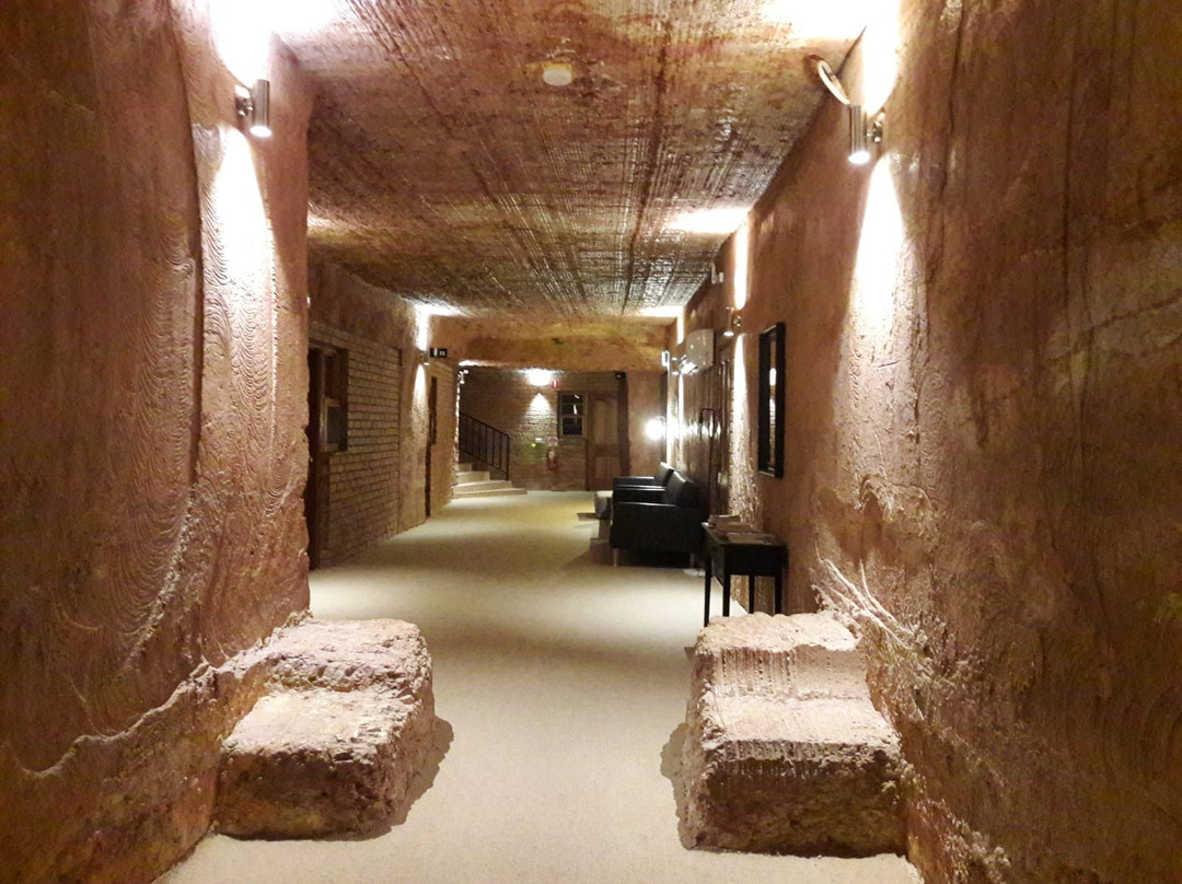 The Lookout Cave Underground Motel主图