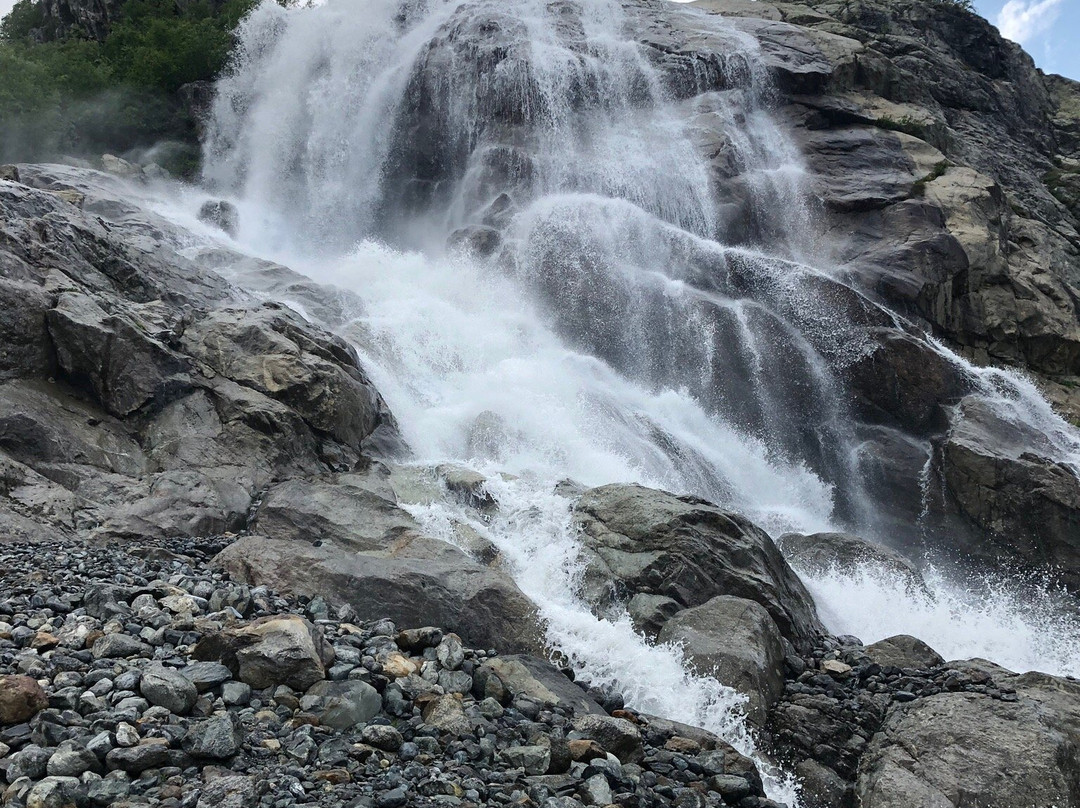 Alibek Waterfall景点图片