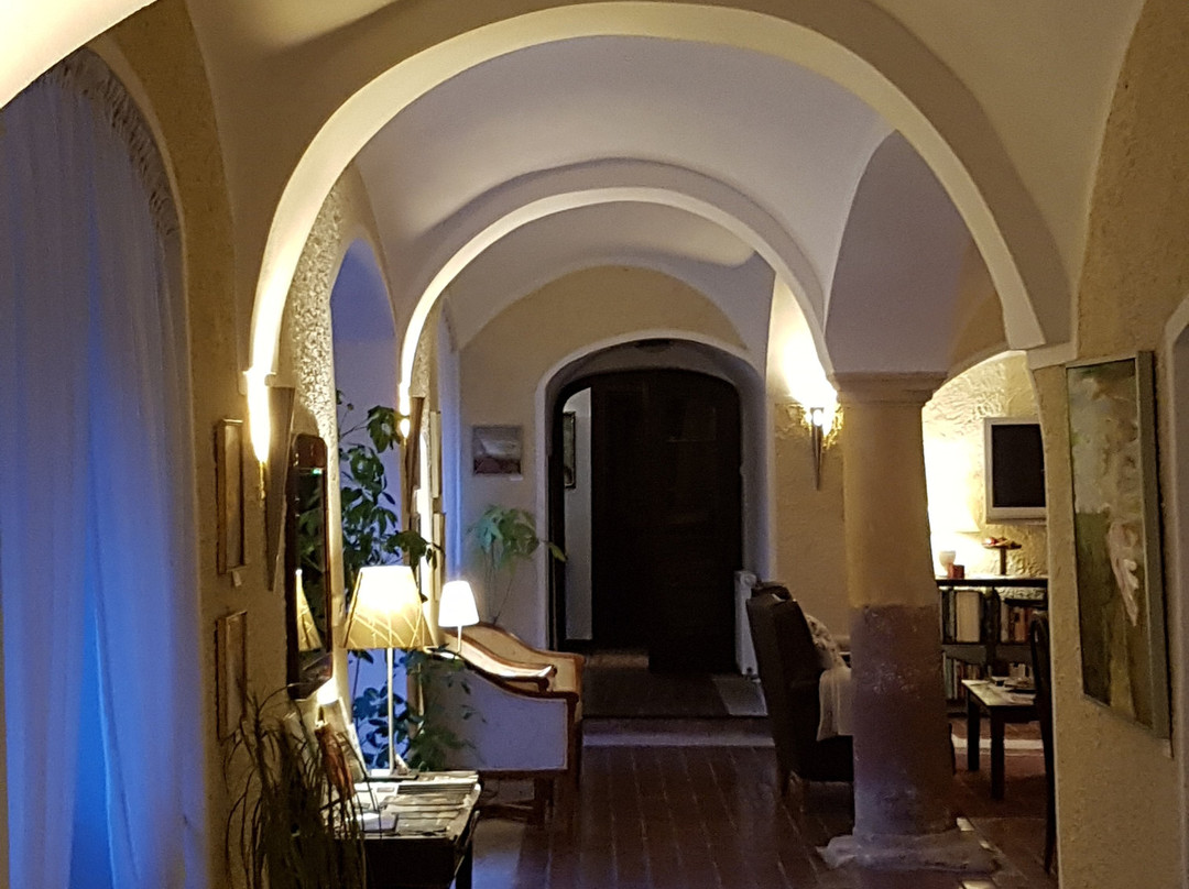 Gombas Kuria Mension主图