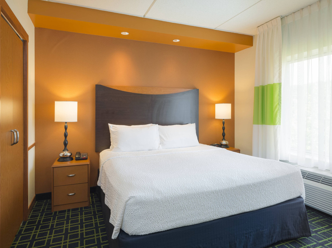 亨廷顿雷斯敦湖费尔菲尔德旅馆&套房酒店主图