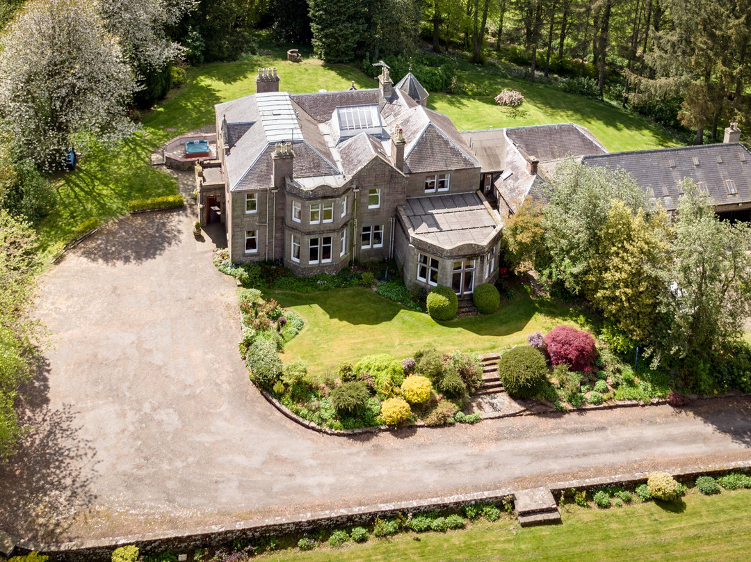 Castleton House Luxury Estate主图