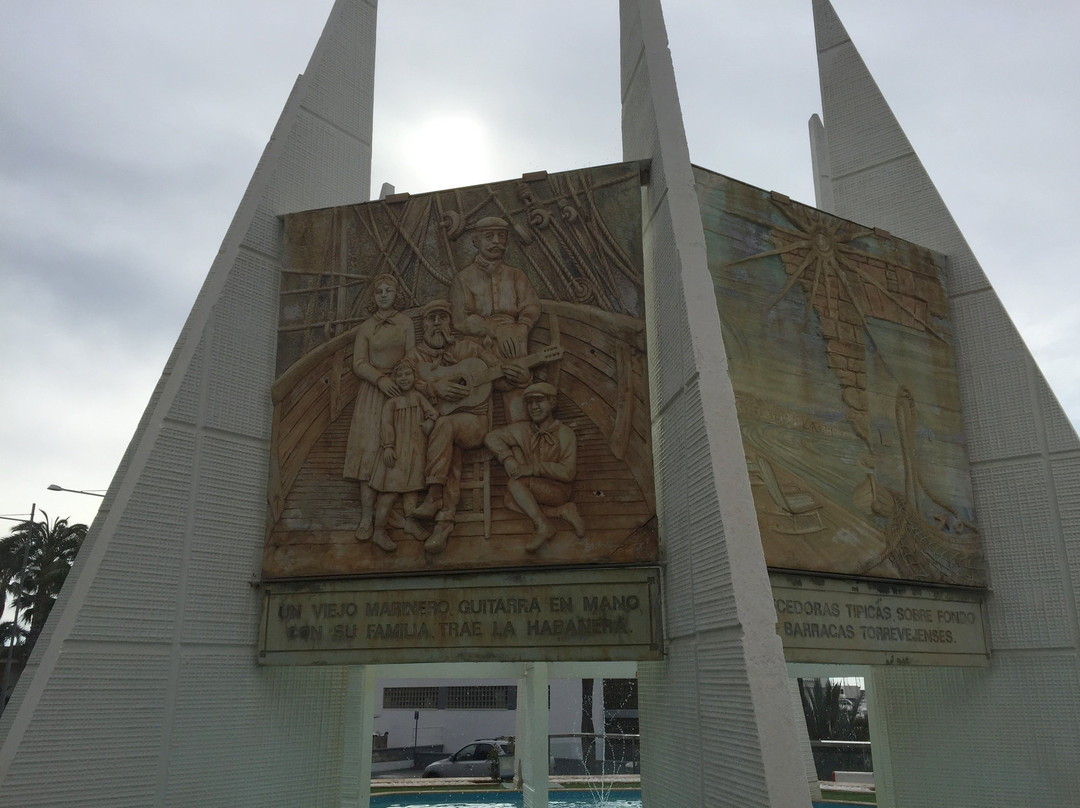 Monumento de Las Coralistas-托雷维耶哈必去景点