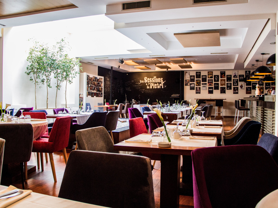 勒彼得里酒店主图