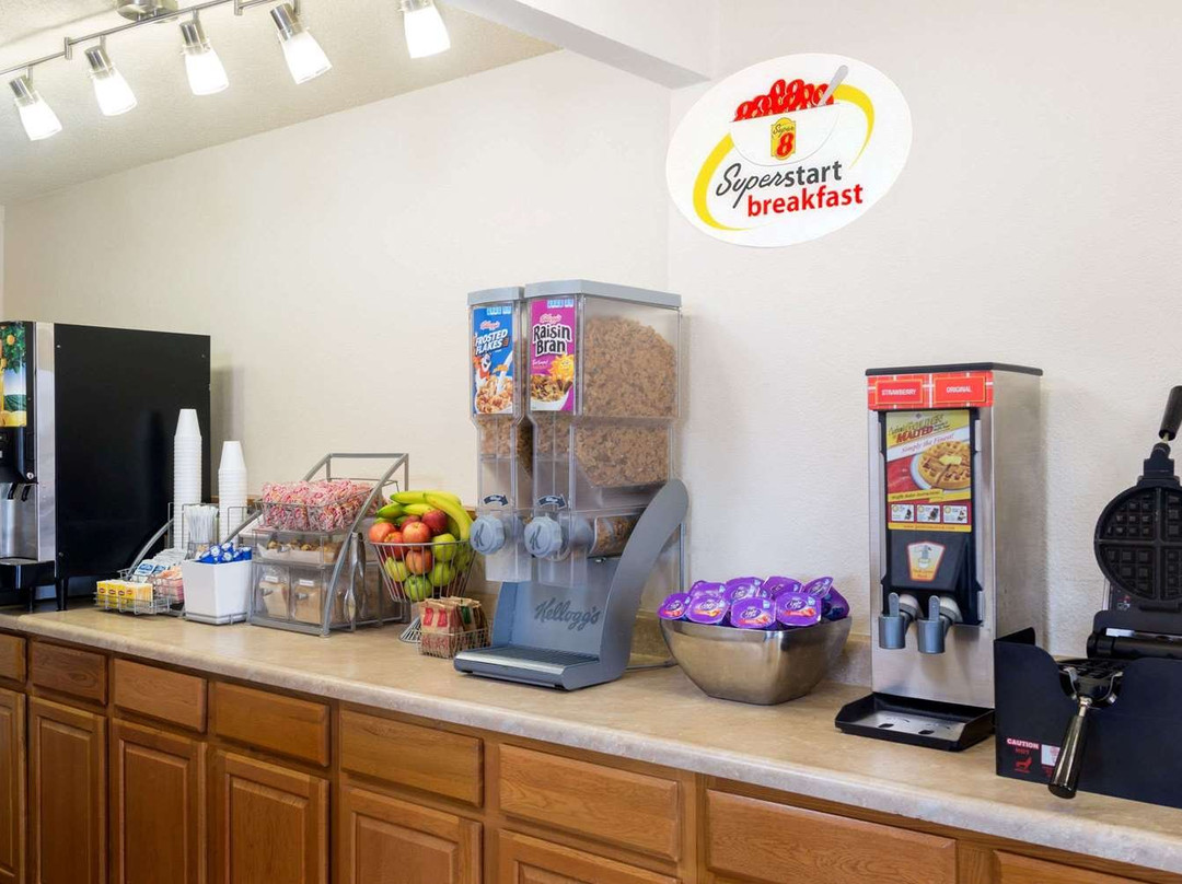 马利耶塔速8酒店主图